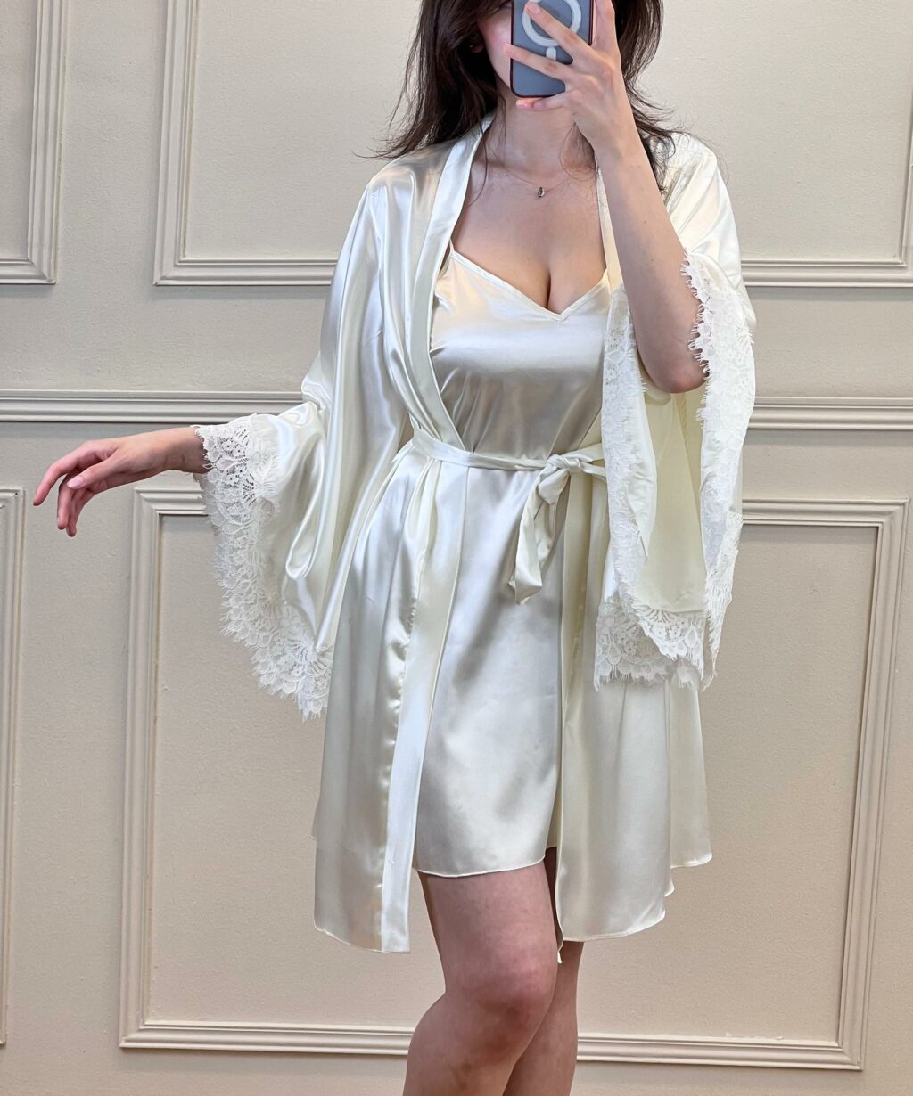 طقم قطعتين .. ساتان حريري مع دانتيل ناعم ensemble deux pièces satine de soie..dentelle